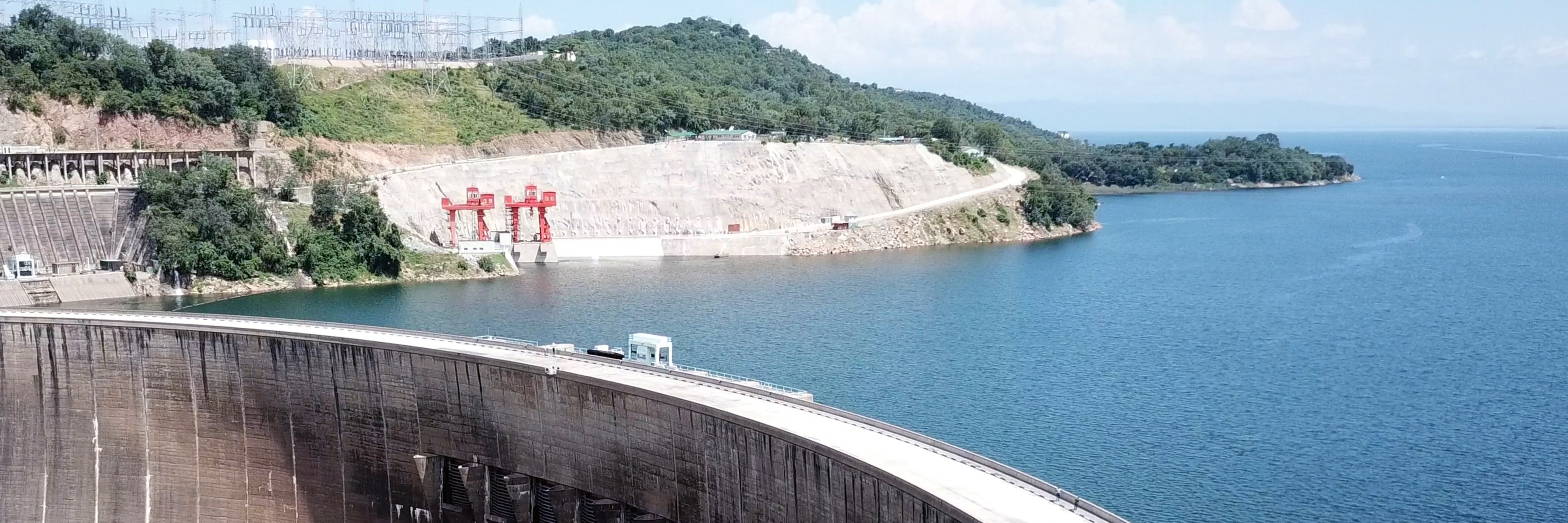 Continuous monitoring of a hydropower project reveals massive swings in carbon emissions